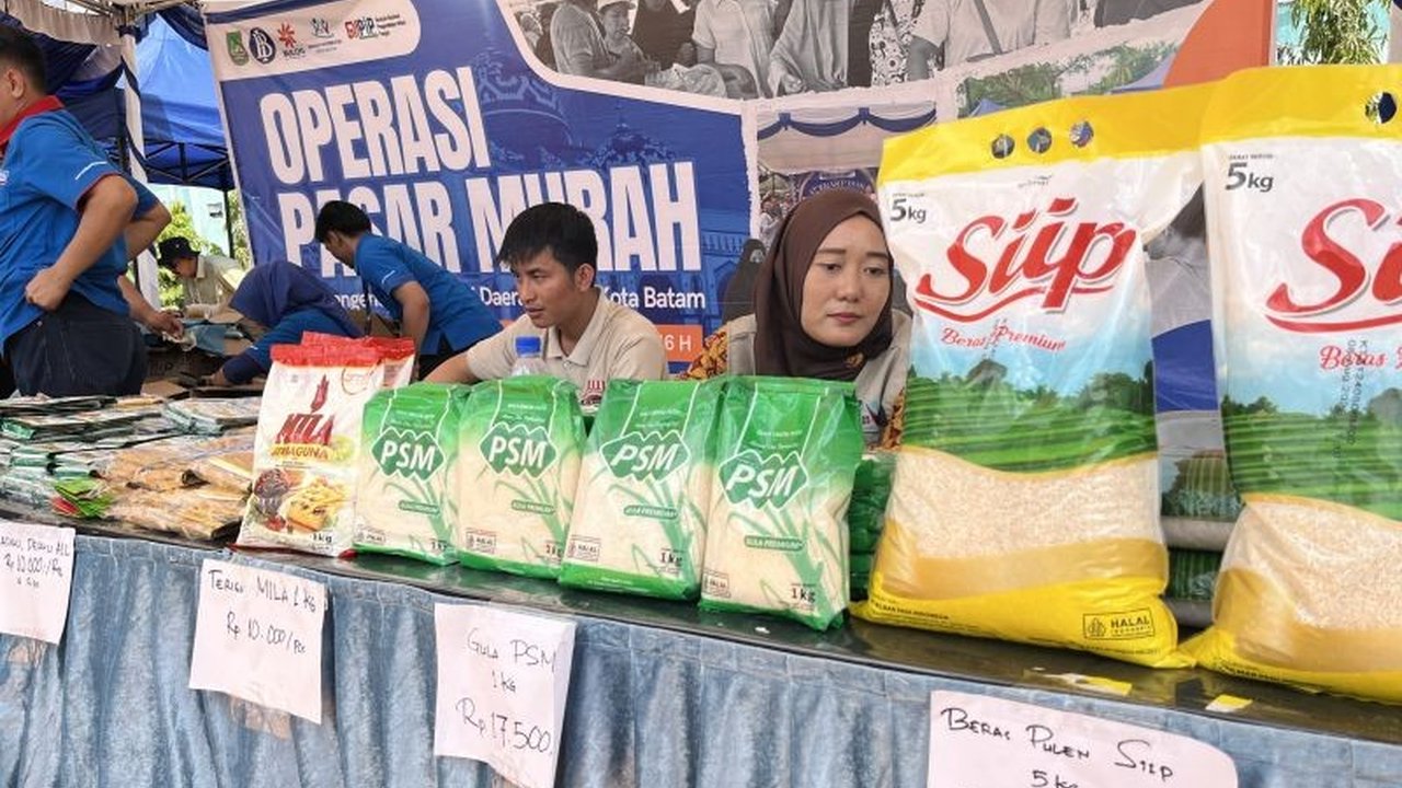 Jelang Ramadhan, Perum Bulog Batam menyiapkan tiga ton beras untuk pasar murah di tiga kecamatan, guna membantu masyarakat memenuhi kebutuhan pokok.
