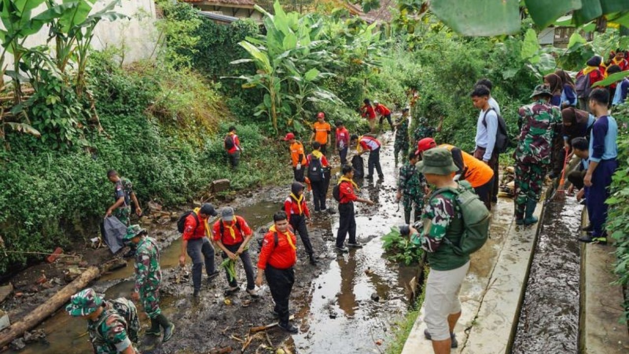 Wakil Bupati Purbalingga tekankan pentingnya kolaborasi dalam mewujudkan lingkungan bersih, ditandai dengan aksi bersih sampah massal di Desa Kalimanah Wetan.