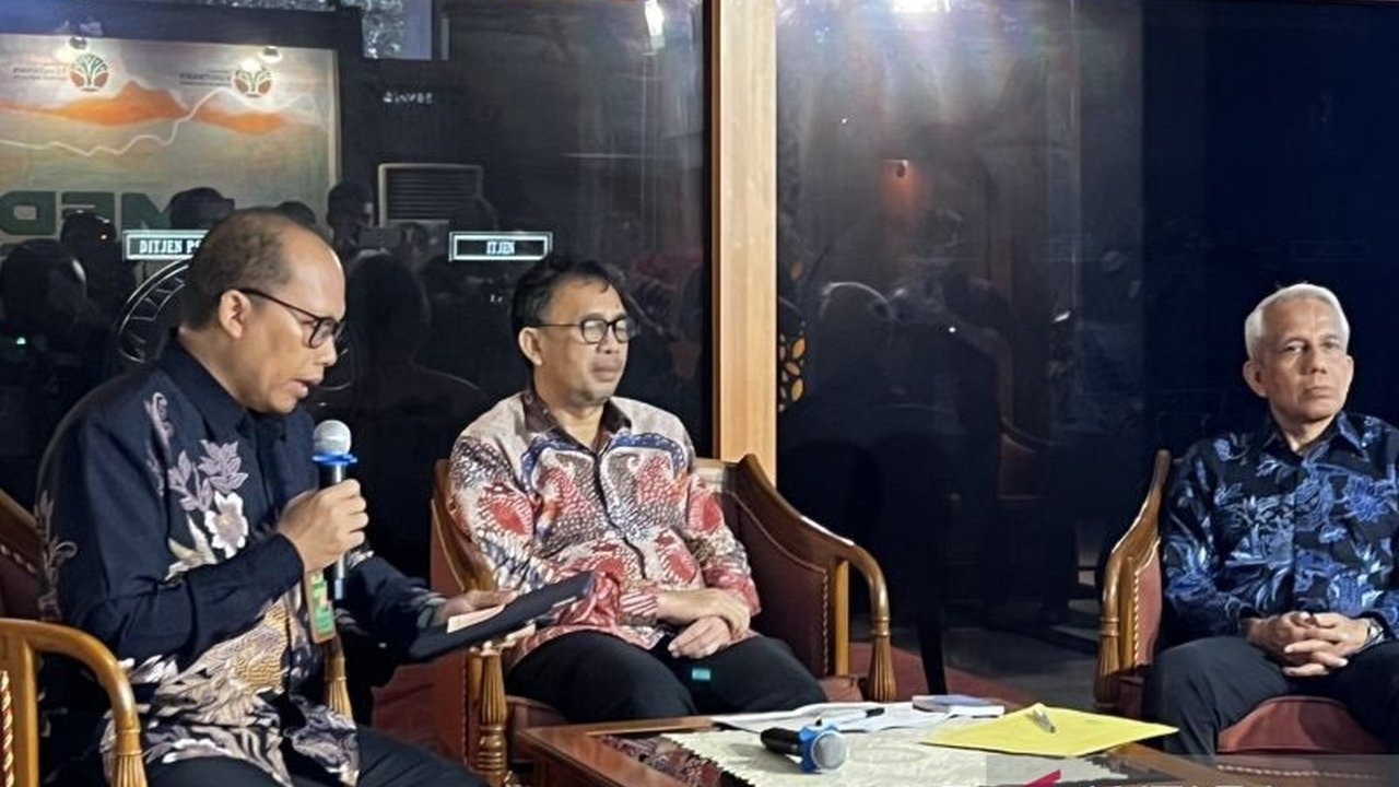 Kementerian Kehutanan mencabut 18 izin pemanfaatan hutan seluas 526.144 hektare di Sumatra, Kalimantan, Sulawesi, Maluku, dan Papua, mengembalikan lahan tersebut ke negara.