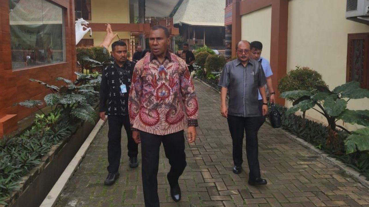 Wakil Gubernur NTT, Johni Asadoma, langsung melakukan sidak pengelolaan aset NTT di TMII setelah dilantik, menemukan potensi pendapatan dari rumah adat dan anjungan NTT.