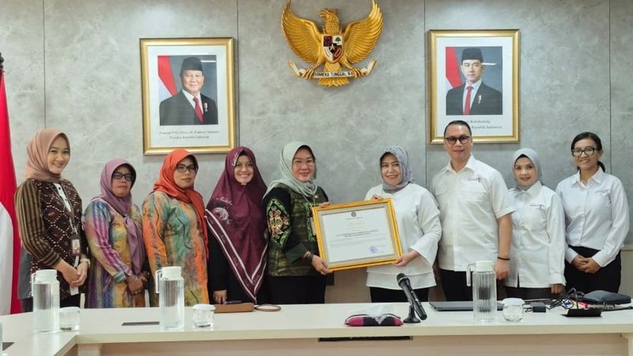 Pemerintah Provinsi Kalimantan Timur (Kaltim) menerima akreditasi A dari Kemenpar untuk program pelatihan aparatur, menjadi yang pertama di Kalimantan dan Indonesia Timur, guna meningkatkan kompetensi SDM sektor pariwisata.