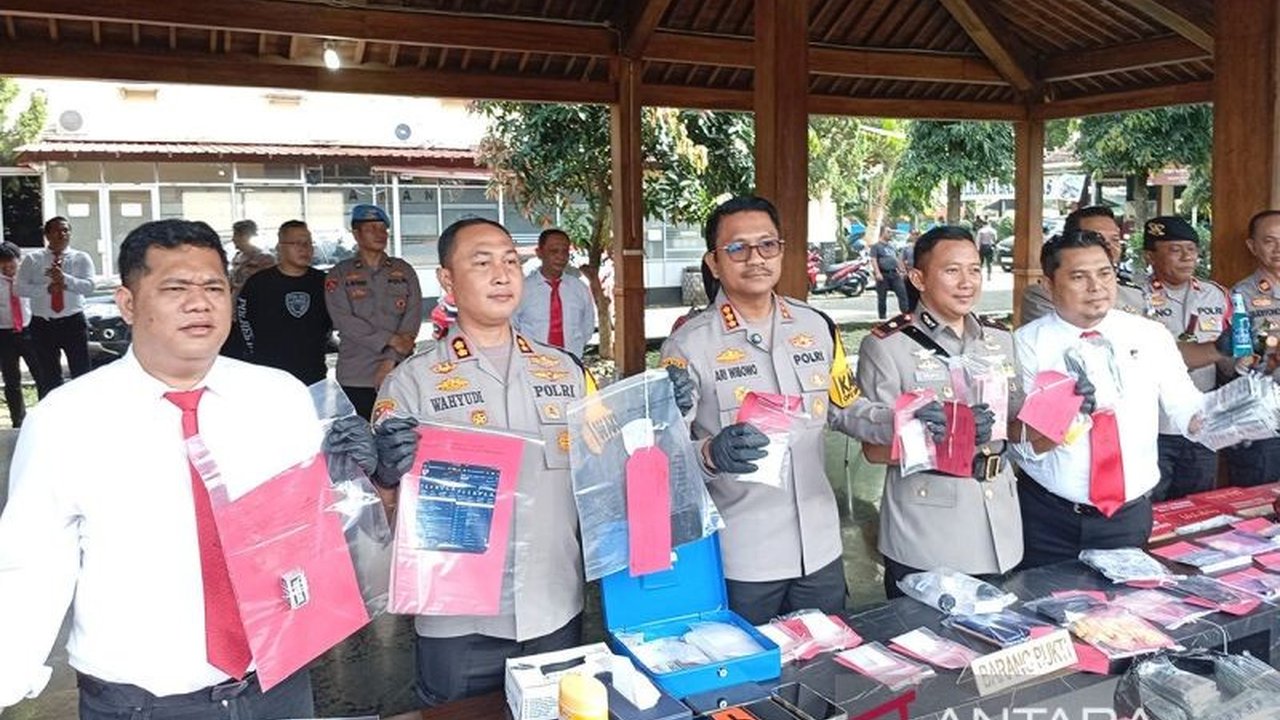 Polresta Banyumas berhasil mengungkap kasus peredaran narkoba dan mengamankan 684 gram sabu dari tiga tersangka, termasuk seorang residivis yang telah beroperasi sejak 2019.