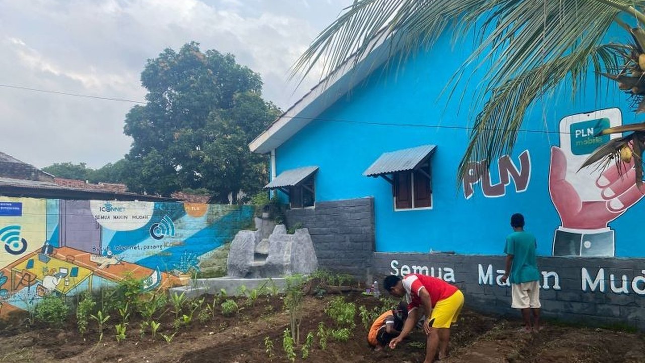 PLN UP3 Situbondo resmikan Kampung PLN Mobile di Desa Kalimas, Besuki, Situbondo, Jawa Timur, di mana seluruh warga memanfaatkan aplikasi PLN Mobile untuk akses layanan kelistrikan.