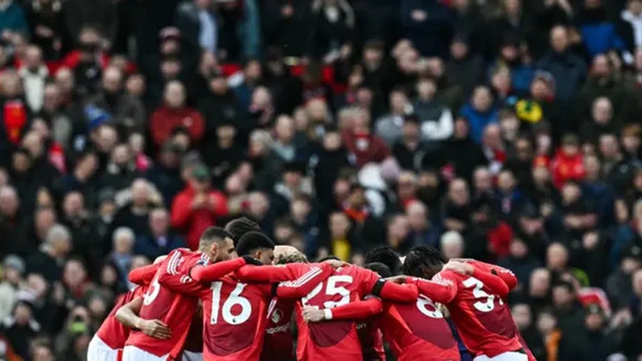 Para pemain Manchester United berkumpul sebelum pertandingan Liga Primer Inggris antara Manchester United dan Crystal Palace di Old Trafford di Manchester, Inggris barat laut, pada 2 Febru