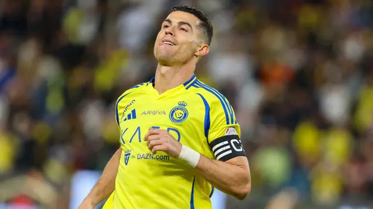 Dua golnya pada laga Al Nassr vs Damac membuat megabintang asal Portugal ini telah meraih 915 gol sepanjang kariernya dan tinggal sedikit lagi untuk mencapai angka 1.000 gol. (AFP/Fayez Nurel
