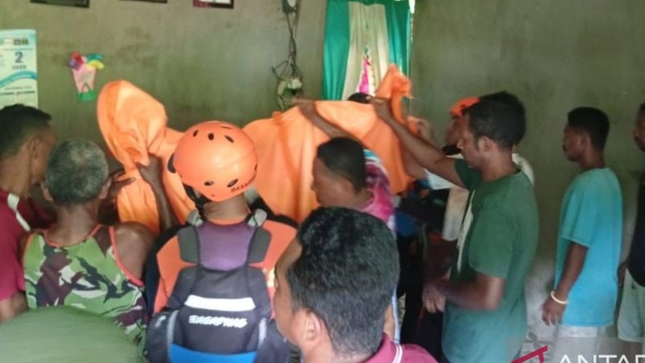Tim SAR gabungan berhasil mengevakuasi jenazah Kaliktus Pari Aran (50), seorang nelayan dari Flores Timur, NTT, yang terseret arus laut saat memancing di Pantai Watubuku.