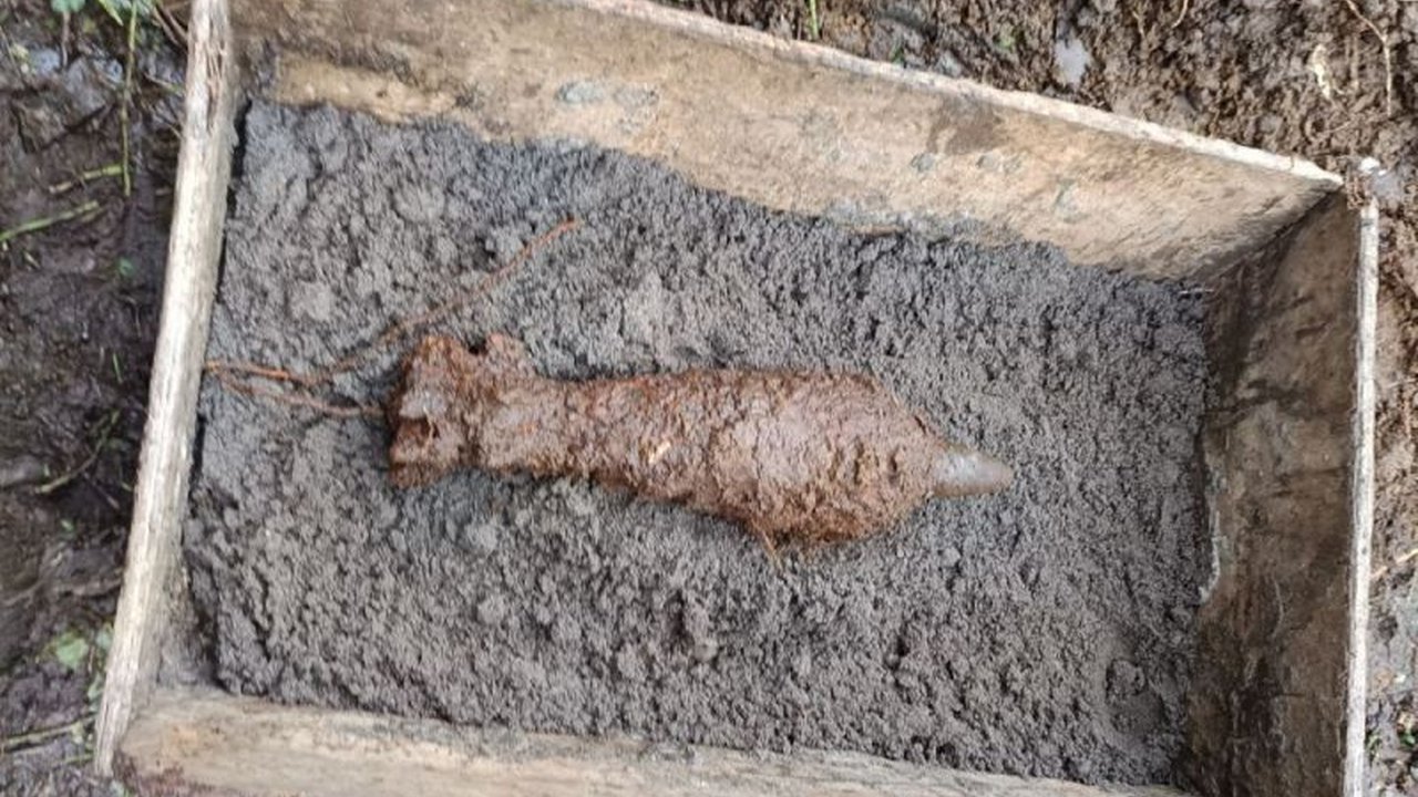 Tim Brimob Polda Bengkulu berhasil memusnahkan mortir aktif peninggalan masa lalu yang ditemukan warga di Rejang Lebong, Bengkulu, dengan proses peledakan terkontrol.