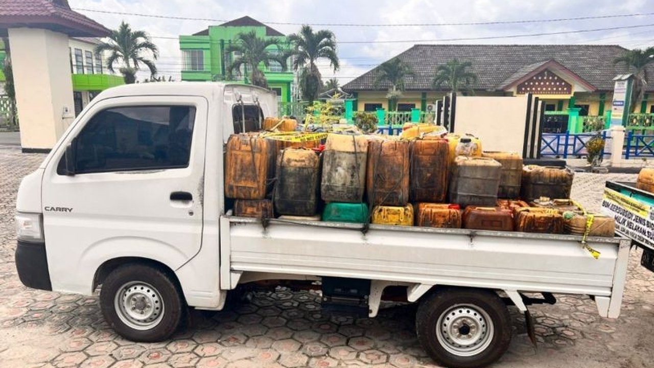 Kepolisian Resor Bangka Tengah mengungkap praktik penyelewengan 1,7 ton pertalite bersubsidi yang dilakukan koperasi di Kecamatan Sungaiselan, Bangka Belitung, dengan kerugian besar bagi nelayan.