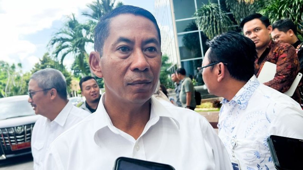 Direktur Utama Perum Bulog, Mayjen TNI Novi Helmy Prasetya, resmi menjabat sebagai Danjen Akademi TNI, menandai regenerasi kepemimpinan di tubuh Tentara Nasional Indonesia.