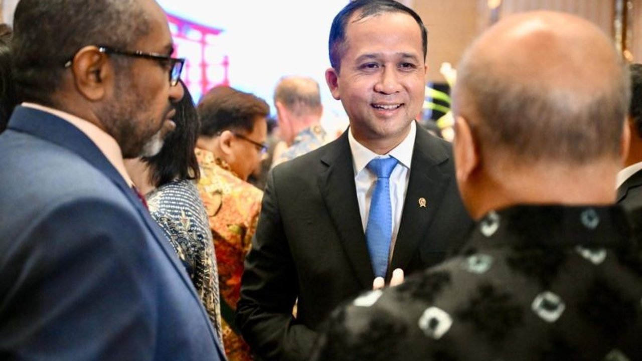 Menteri Transmigrasi Iftitah Sulaiman Suryanagara mengajak investor Jepang berpartisipasi dalam pengembangan kawasan transmigrasi di Indonesia untuk menciptakan pusat pertumbuhan ekonomi baru.