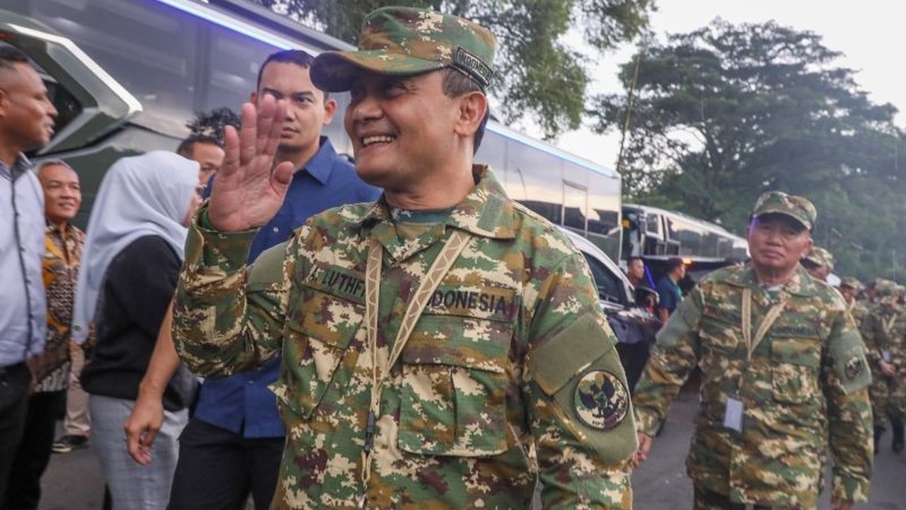 Gubernur Jawa Tengah, Ahmad Luthfi, mengikuti retret di Akmil Magelang untuk meningkatkan kapasitas kepemimpinan, bersama ratusan kepala daerah lainnya.