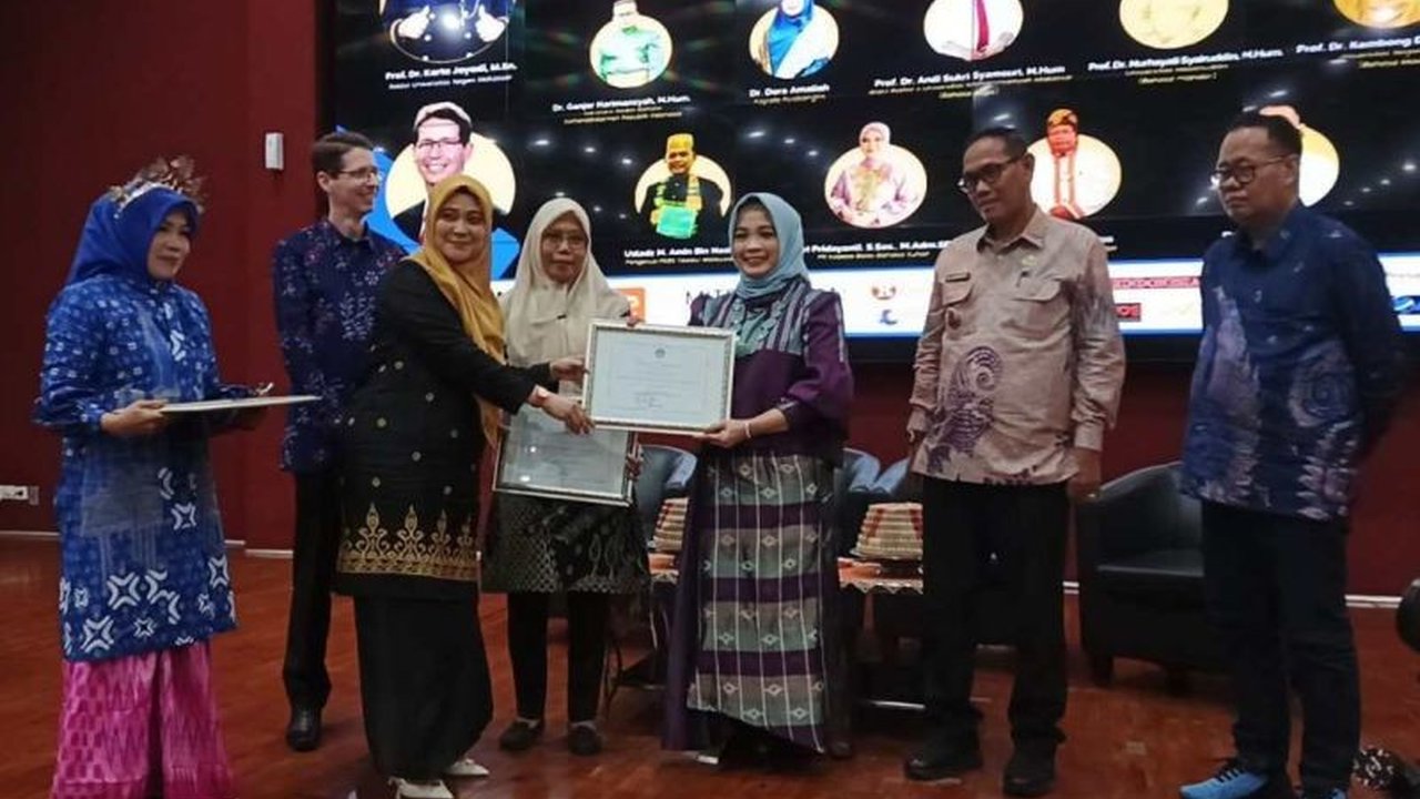 Pemerintah Kota Makassar mendapatkan penghargaan atas dedikasinya dalam melindungi dan melestarikan bahasa daerah melalui peraturan Wali Kota yang mewajibkan muatan lokal bahasa Makassar di sekolah.