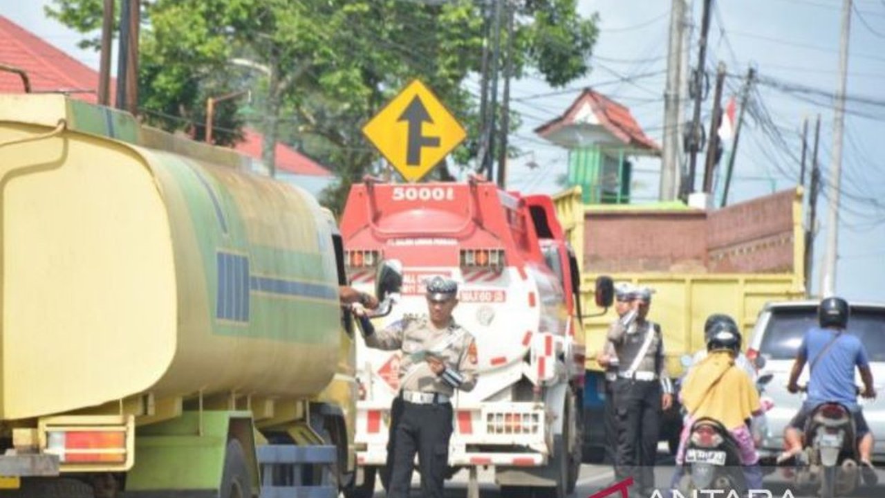 Ditlantas Polda Bangka Belitung meningkatkan pengawasan lalu lintas lintas kabupaten untuk menekan angka kecelakaan, dengan razia gabungan ditemukan banyak pelanggaran lalu lintas.