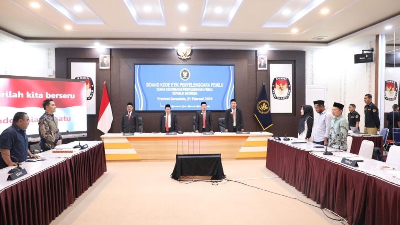 Dewan Kehormatan Penyelenggara Pemilu (DKPP) memeriksa Bawaslu Pohuwato terkait dugaan pelanggaran kode etik penyelenggara pemilu, khususnya mengenai pekerjaan ganda para Panwaslu Kecamatan.