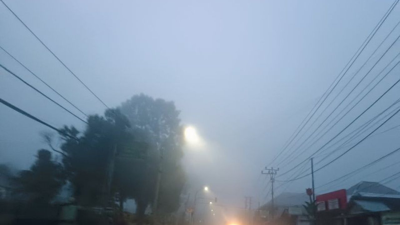 BMKG memperingatkan potensi hujan lebat disertai angin kencang di Sulawesi Utara hingga 23 Februari 2025, meminta warga waspada dan siaga.