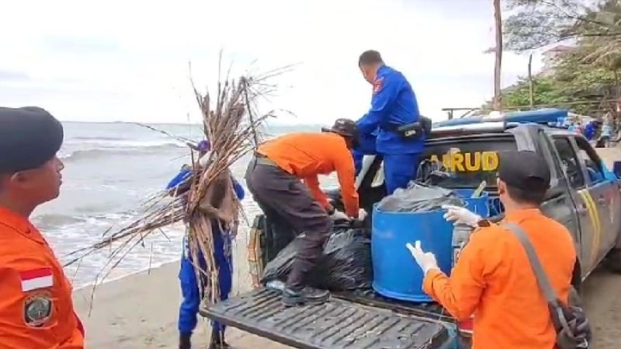 Polairud Banten Bersihkan Pantai Anyer, Sambut Hari Peduli Sampah Nasional