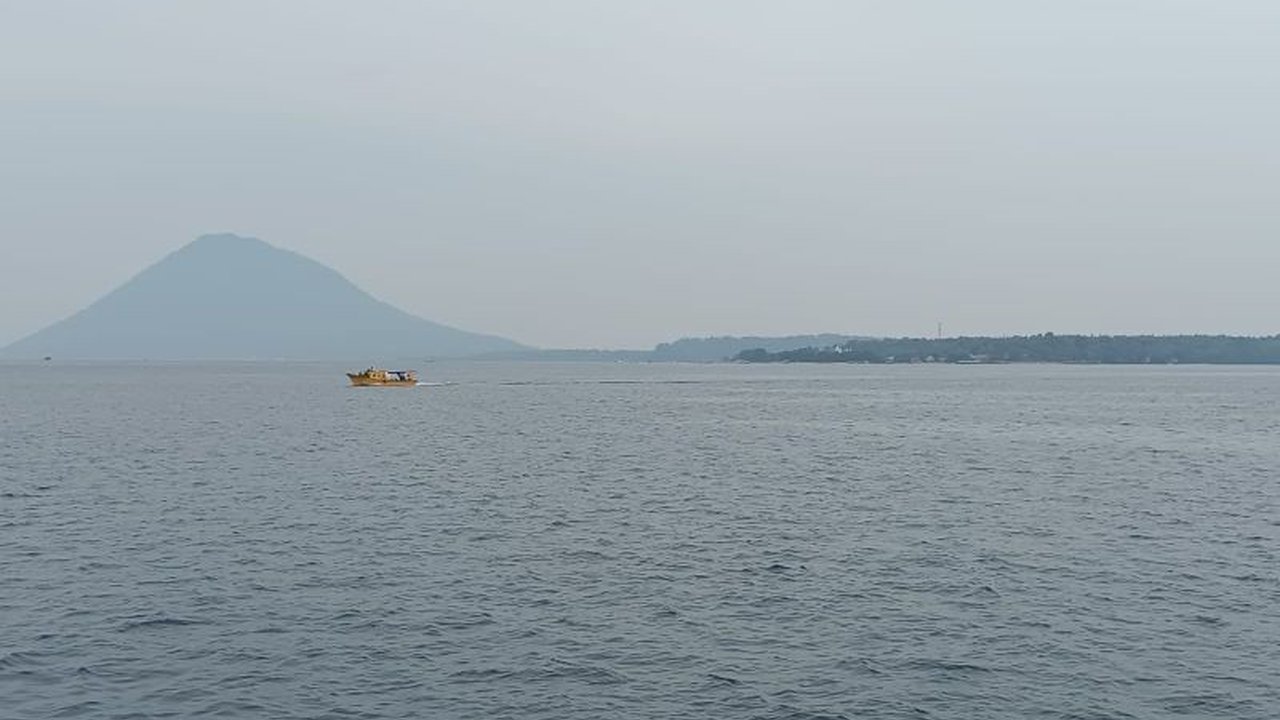 BMKG memperingatkan potensi gelombang tinggi hingga 2,5 meter di perairan Sulawesi Utara hingga 24 Februari 2025, mengancam keselamatan pelayaran dan nelayan.