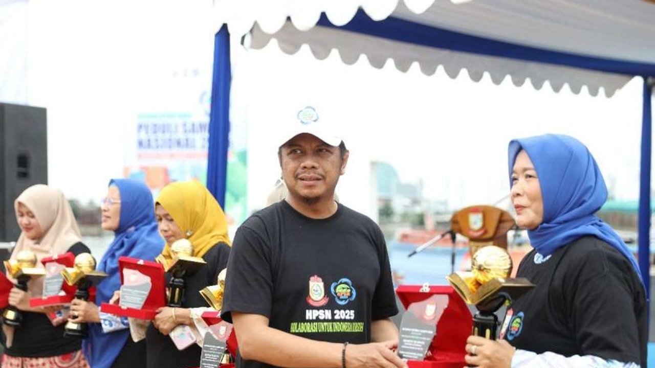 Pemkot Makassar berhasil mengurangi 88,8 kg sampah dan menanam 60 pohon dalam puncak peringatan Hari Peduli Sampah Nasional (HPSN) 2025,  menunjukkan komitmen kuat dalam pengelolaan sampah.
