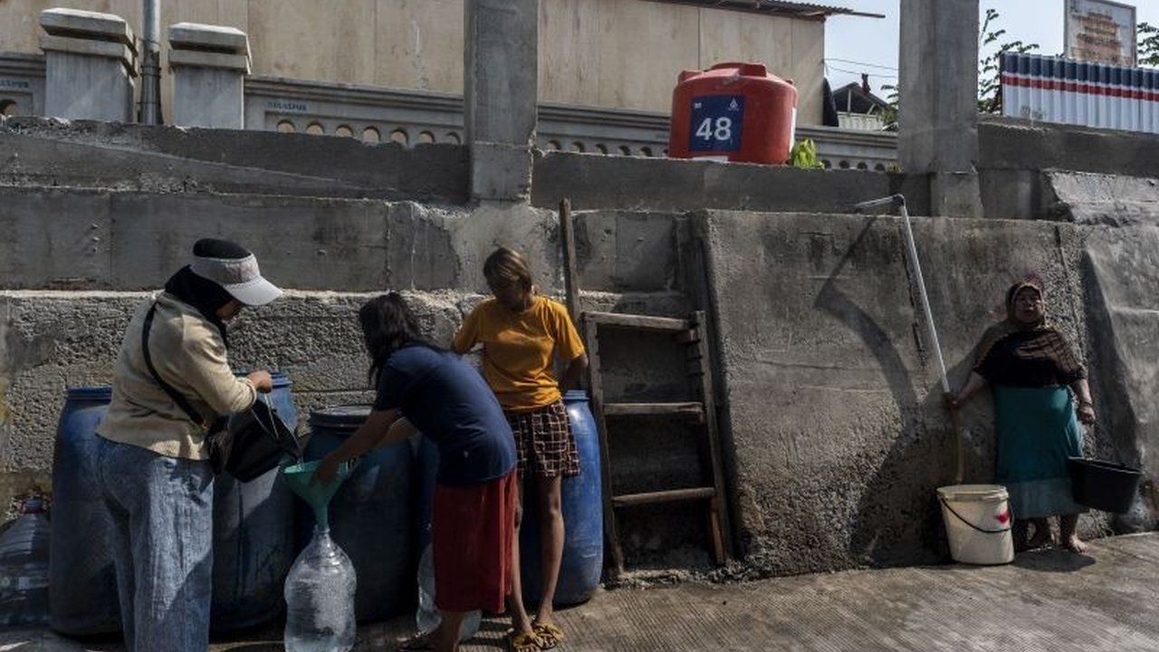 Perumda PAM Jaya membagikan 202 tandon air gratis kepada warga Jakarta yang tinggal di daerah dengan tekanan air rendah, sebagai upaya meningkatkan akses air bersih dan menunjang target cakupan layanan 100 persen pada 2030.