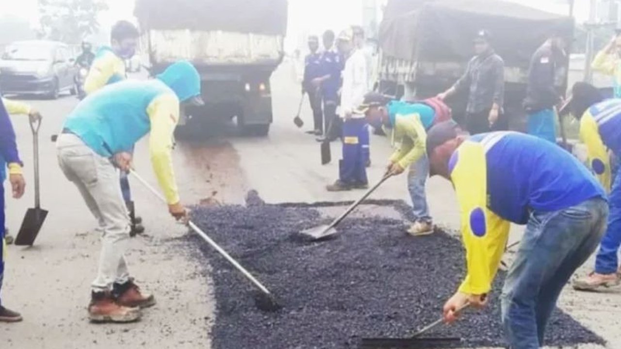 Pemerintah Kabupaten Karawang telah memperbaiki 50 titik jalan rusak di berbagai wilayah, merespon keluhan masyarakat terkait infrastruktur jalan yang kurang memadai.