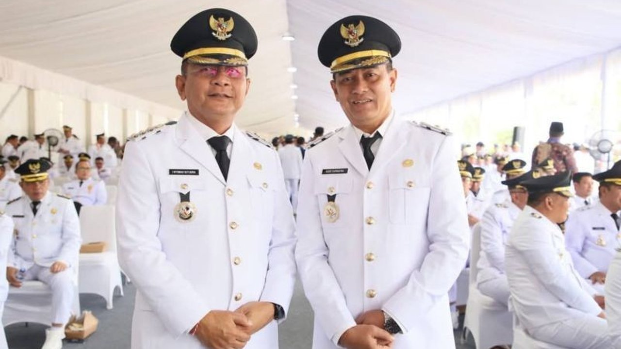 Bupati Buleleng, I Nyoman Sutjidra, fokus pada peningkatan layanan kesehatan dan pendidikan, termasuk ambulans jenazah gratis dan seragam sekolah bagi masyarakat kurang mampu, dalam 100 hari pertama kepemimpinannya.