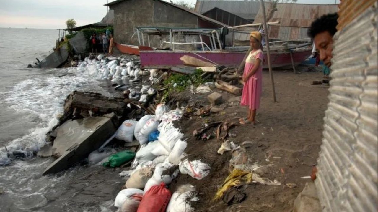 Pemkab Tolitoli mengajukan bantuan ke BNPB untuk menangani abrasi pantai dan sungai di 14 titik di tujuh desa, karena keterbatasan anggaran APBD.