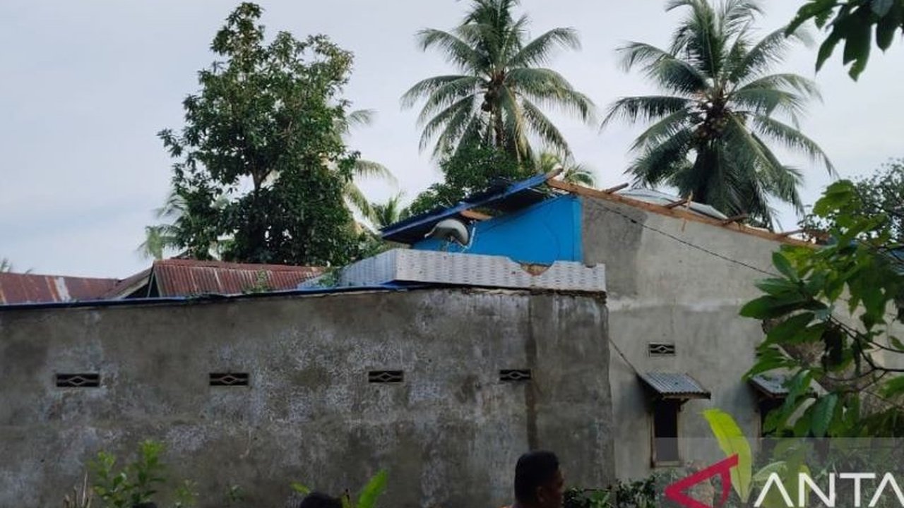 Badan Nasional Penanggulangan Bencana (BNPB) melaporkan 42 rumah rusak di Indramayu akibat angin kencang, lima rusak sedang dan satu rusak berat, dengan total 42 keluarga terdampak.