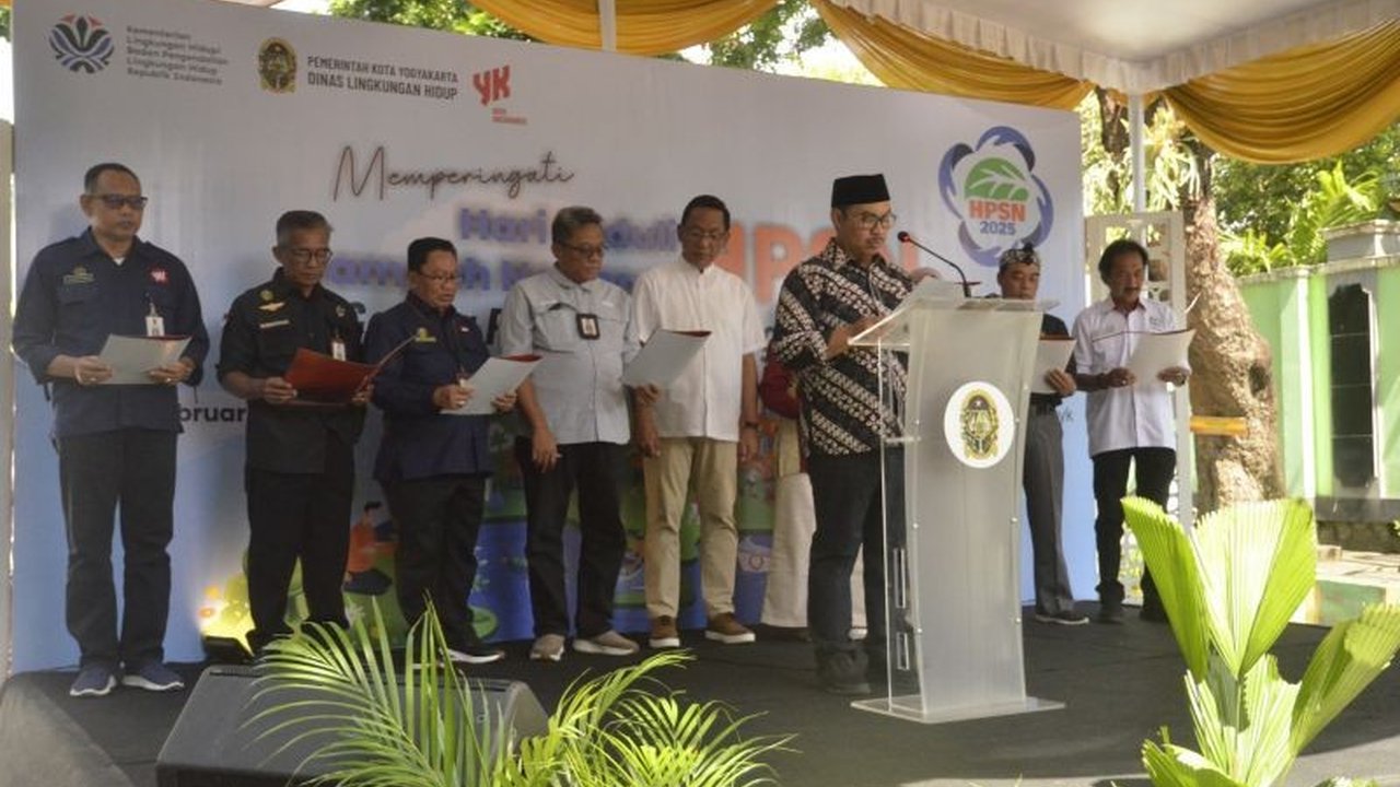 Wali Kota Yogyakarta, Hasto Wardoyo, memimpin deklarasi peduli sampah dalam rangka HPSN 2025 dan menargetkan perubahan signifikan dalam pengelolaan sampah dalam 100 hari ke depan.