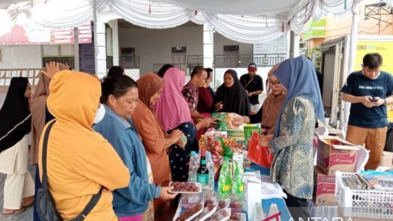 Pemerintah Provinsi Kepulauan Bangka Belitung menggelar pasar murah bekerja sama dengan Bulog dan BI untuk membantu masyarakat menghadapi Ramadan dan menekan inflasi.