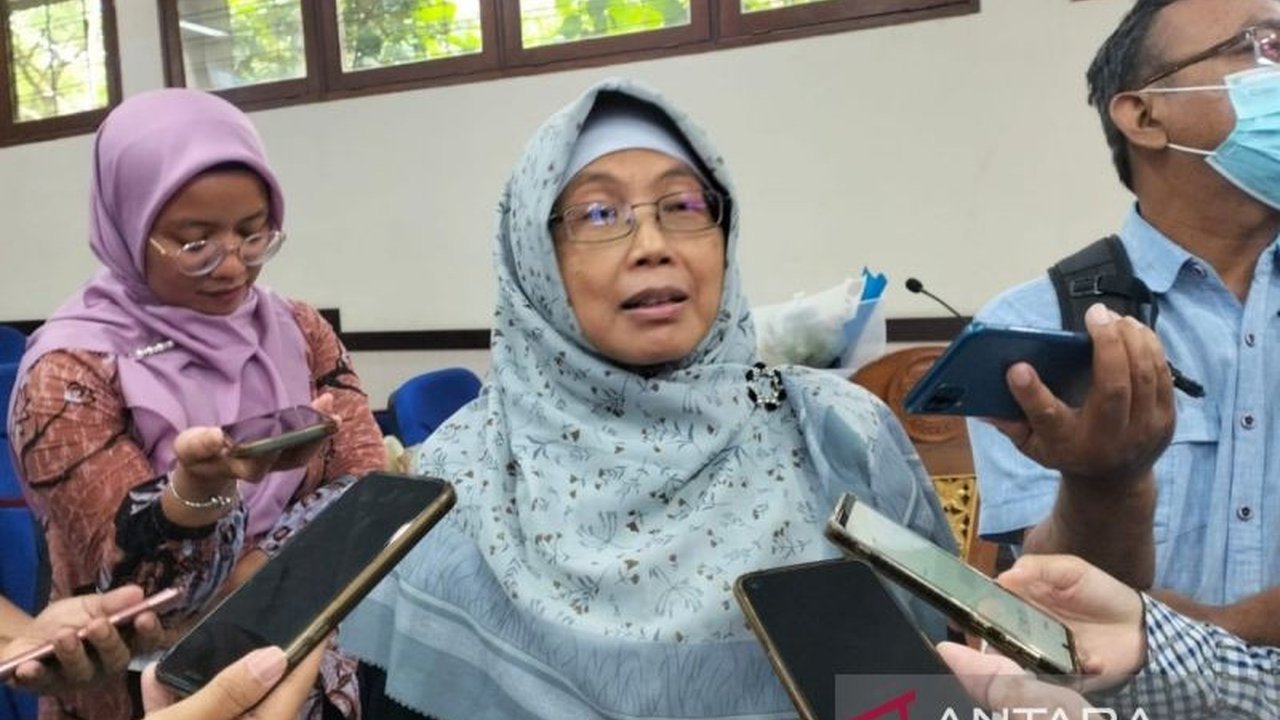 Penelitian Dosen UNS mengungkap bahaya baterai bekas sepeda motor listrik bagi kesehatan dan lingkungan, serta menawarkan solusi daur ulang dan strategi pengelolaan optimal.