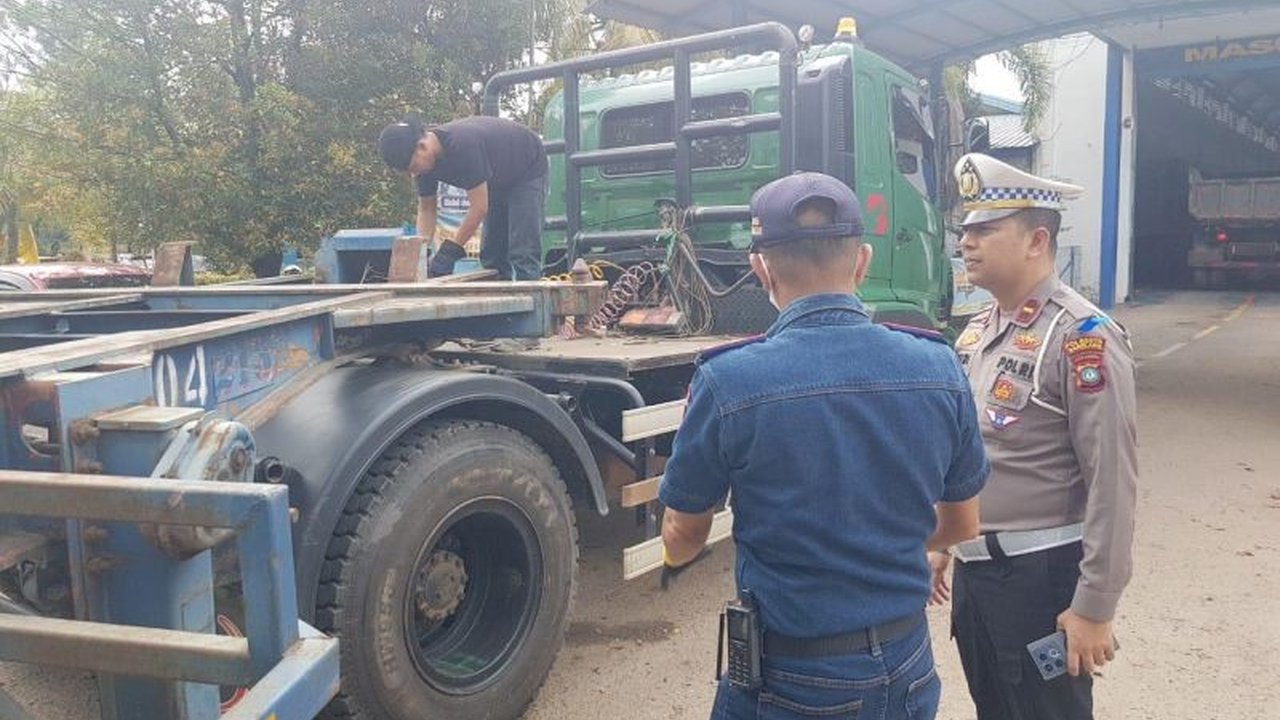 Polresta Barelang dan Dishub Batam kolaborasi periksa kelayakan angkutan umum di Batam untuk tingkatkan keselamatan dan keamanan penumpang dalam rangka Operasi Keselamatan Seligi 2025.