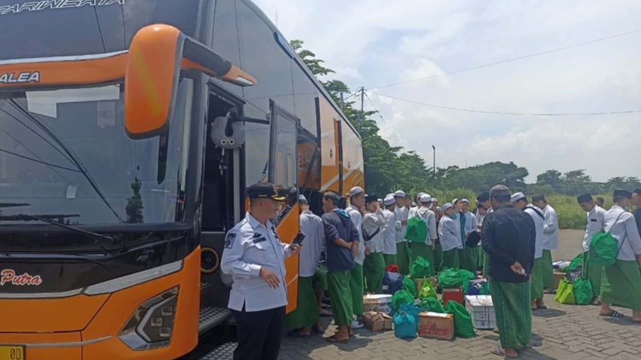 Pemerintah Kabupaten Gresik memberikan fasilitas mudik gratis dan subsidi tiket kapal cepat bagi santri Jawa Timur untuk pulang kampung menyambut Ramadhan, menunjukkan komitmen pada kesejahteraan masyarakat.