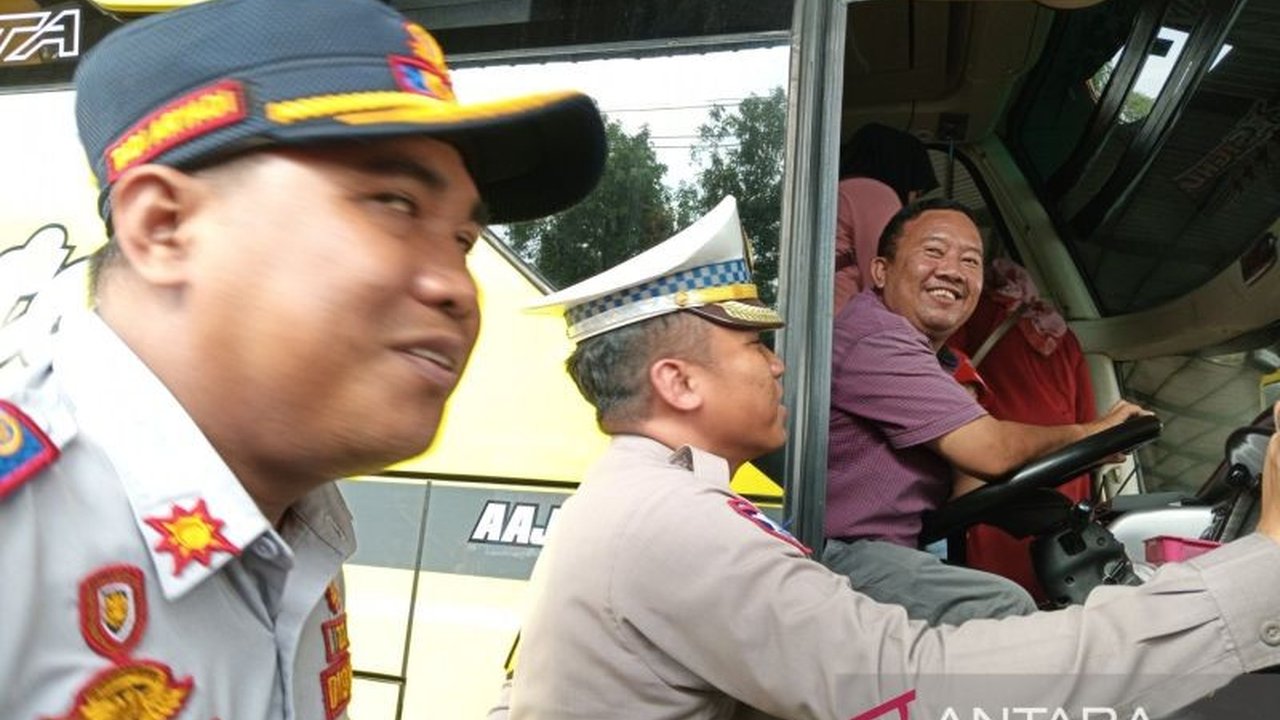 Polresta Cirebon bersama Dishub sidak angkutan wisata, temukan bus dengan klakson telolet dan APAR kedaluwarsa, jelang Ramadhan 2025.