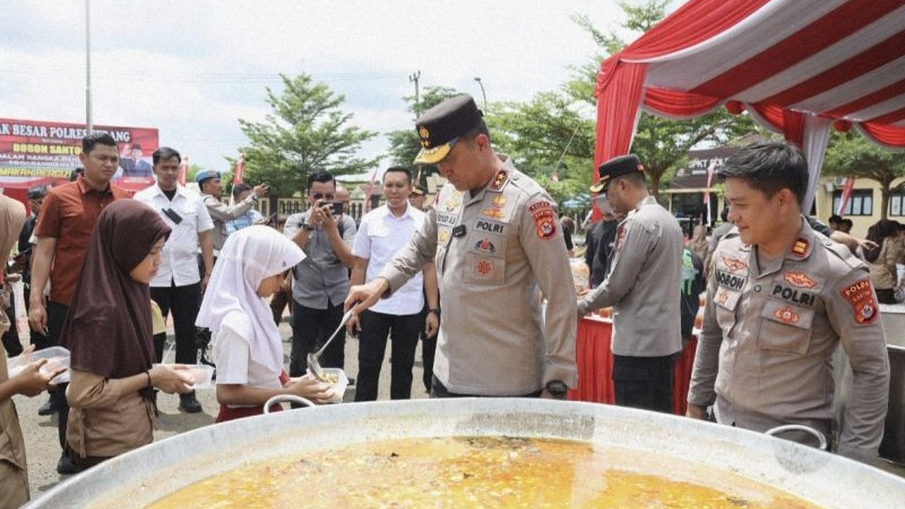 Polda Banten berkolaborasi dengan Bobon Santoso dalam acara masak besar untuk mendukung Program Makan Bergizi Gratis (MBG) bagi siswa-siswi di Kabupaten Serang, Banten.
