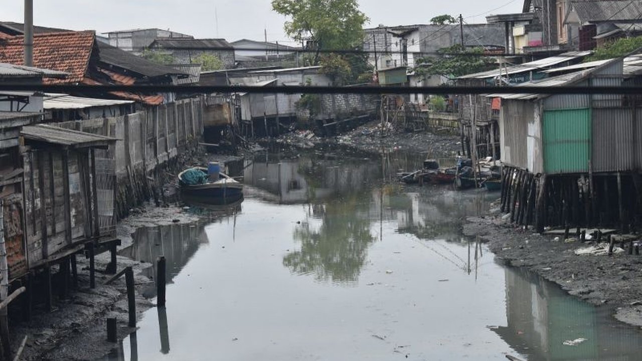 Pemkot Surabaya memulai normalisasi Sungai Kalianak secara bertahap dengan memasang patok batas sungai untuk mengurangi risiko banjir di wilayah Krembangan dan Asemrowo.