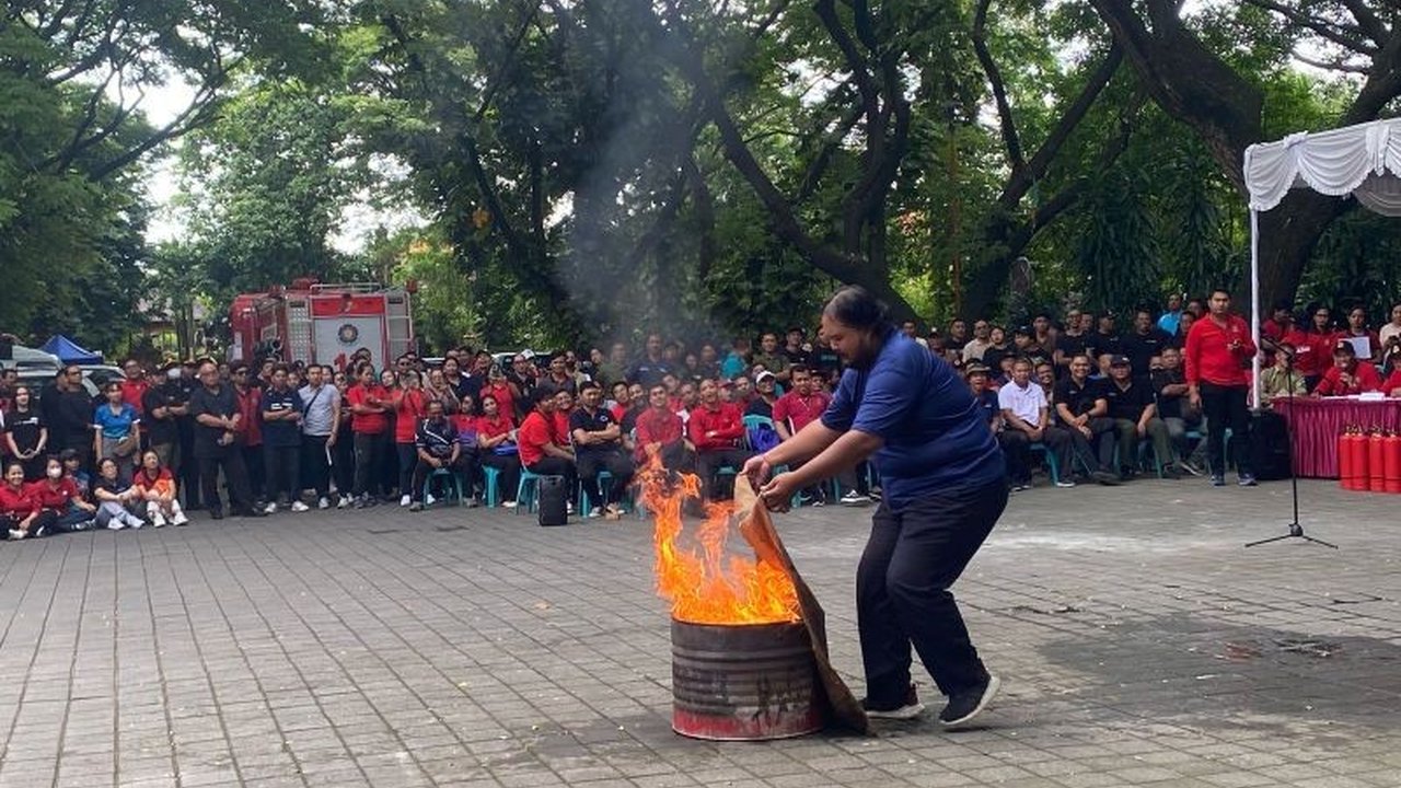 Pemerintah Kota Denpasar menggelar lomba pemadaman api tradisional dan modern dalam rangka menyemarakkan HUT ke-237, melibatkan 100 peserta dari berbagai OPD dan menargetkan peningkatan kewaspadaan masyarakat terhadap kebakaran.