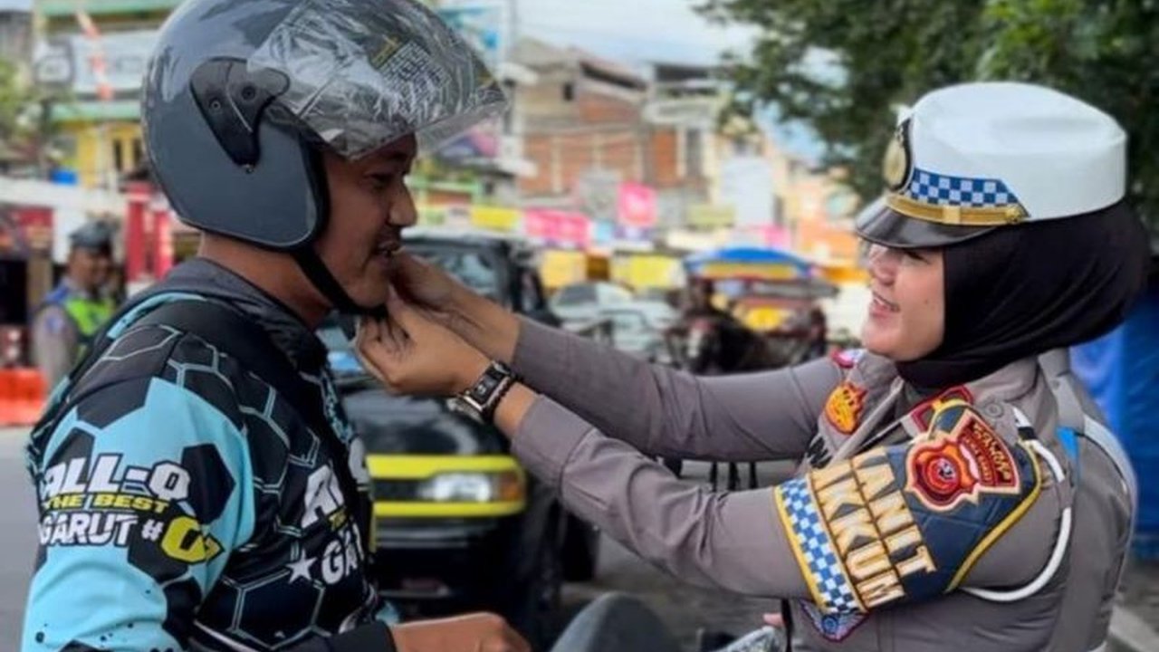 Polres Garut Bagikan Helm Gratis, Tingkatkan Keselamatan Berkendara