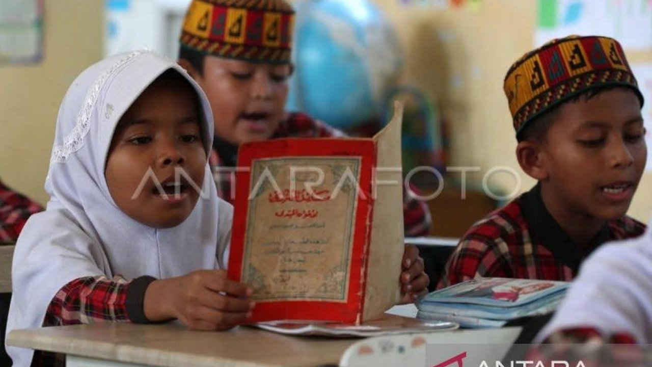Balai Bahasa Provinsi Aceh mendorong Pemerintah Aceh untuk membuat regulasi yang mengatur kurikulum muatan lokal dan pengadaan guru bahasa Aceh agar pelestarian bahasa daerah dapat berjalan maksimal.