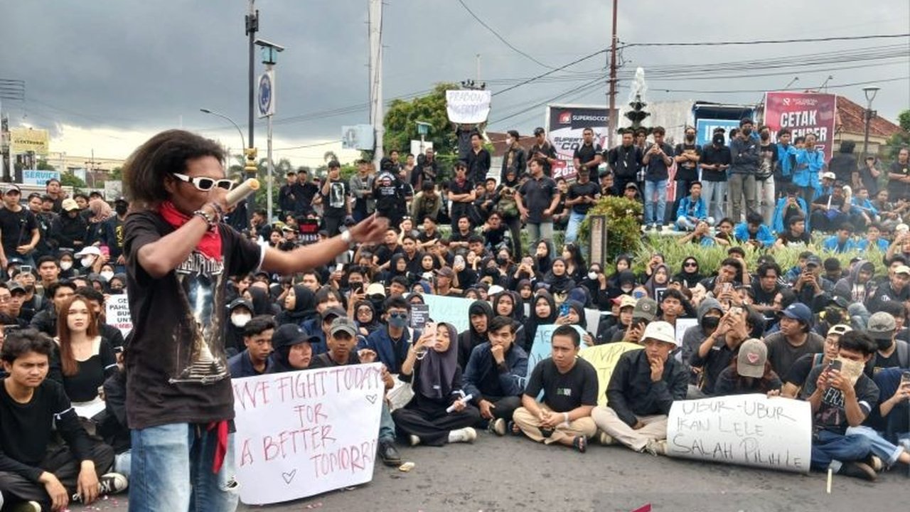 Ratusan mahasiswa di Jember menggelar aksi unjuk rasa di depan DPRD, menolak UU Minerba, efisiensi anggaran, dan pembentukan Badan Pengelola Investasi 'Danantara',  menyatakan keprihatinan atas kebijakan pemerintah yang dinilai merugikan rakyat.