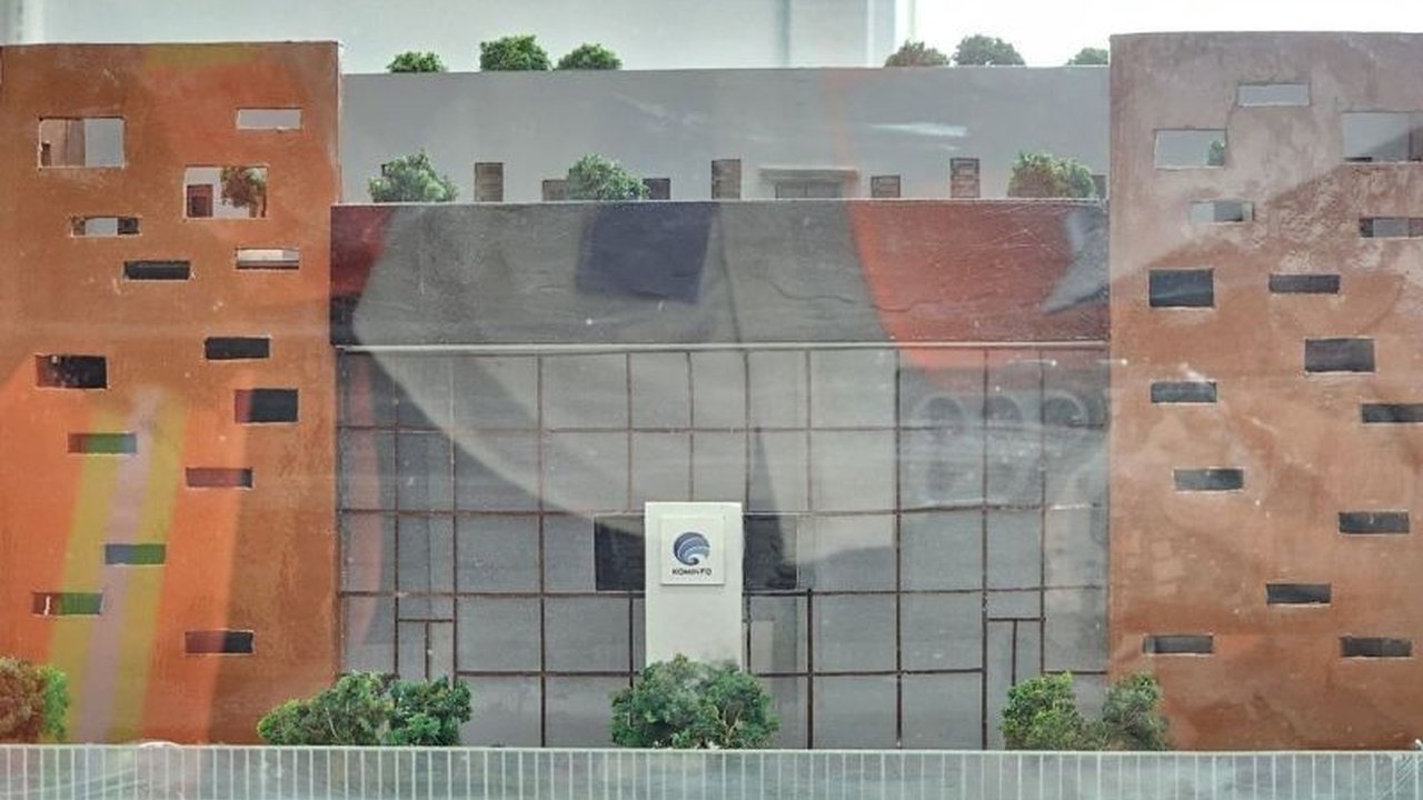 Pembangunan Pusat Data Nasional di Cikarang membutuhkan tidak hanya infrastruktur, tetapi juga SDM terampil untuk pengelolaan dan keamanan data yang optimal, demi mendukung transformasi digital Indonesia.