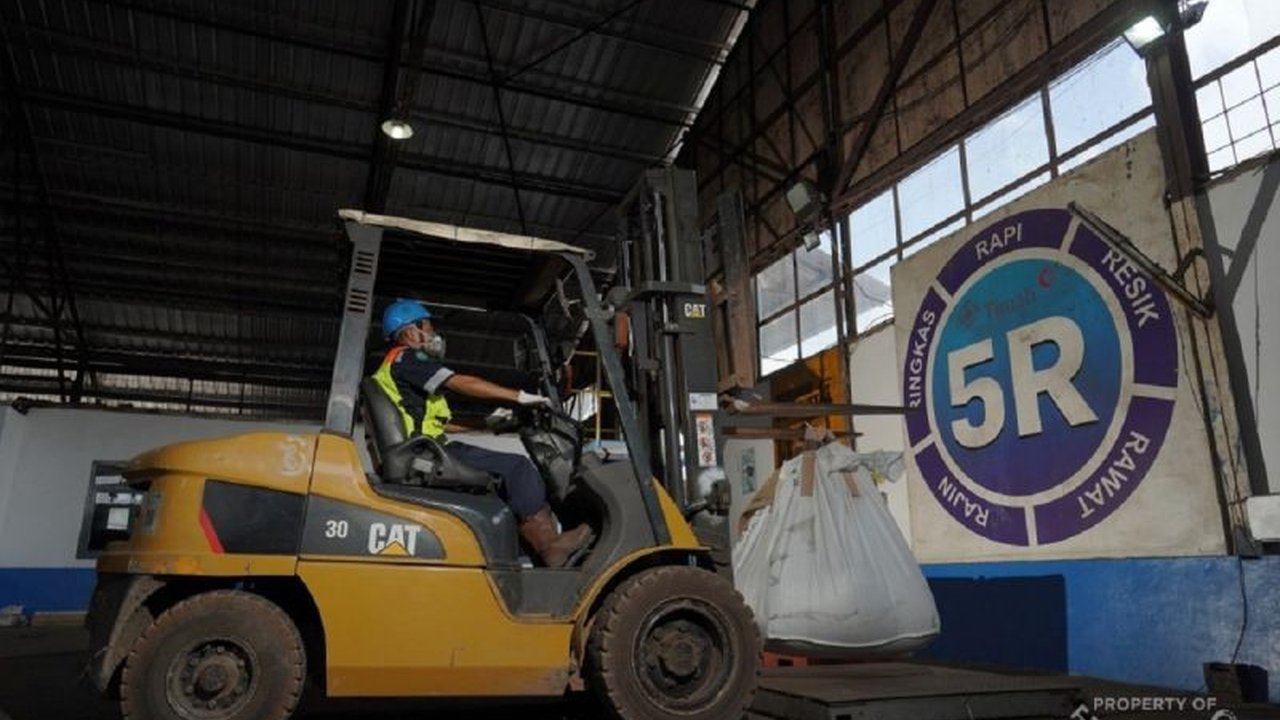 PT Timah menerapkan inovasi K3 berbasis teknologi, seperti ICSM dan sistem SMS digital, untuk mencegah kecelakaan kerja dan meningkatkan keselamatan karyawan serta mitra usaha.