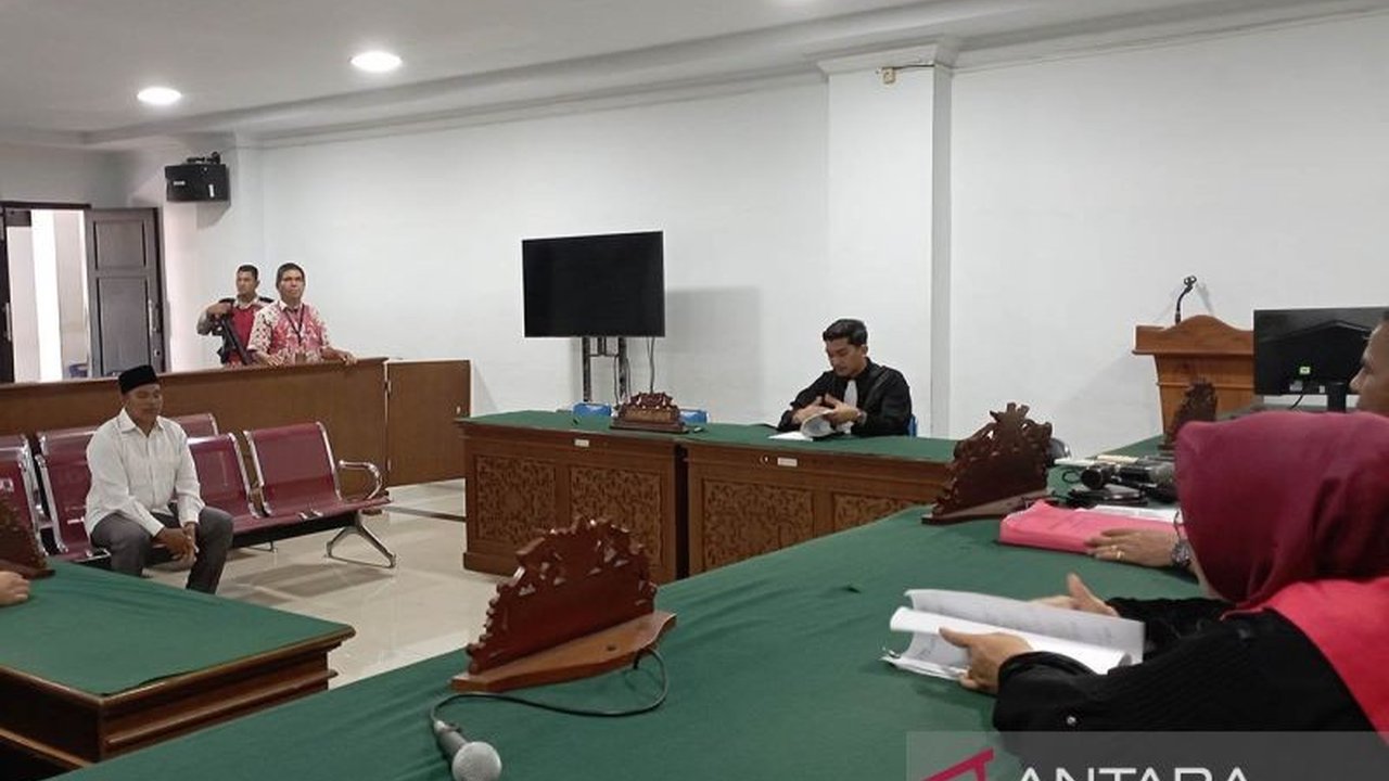 Kepala Desa Gampong Buket Panjou, Aceh Timur, dituntut 6 tahun penjara dan denda Rp200 juta karena korupsi dana desa sebesar Rp728,8 juta.