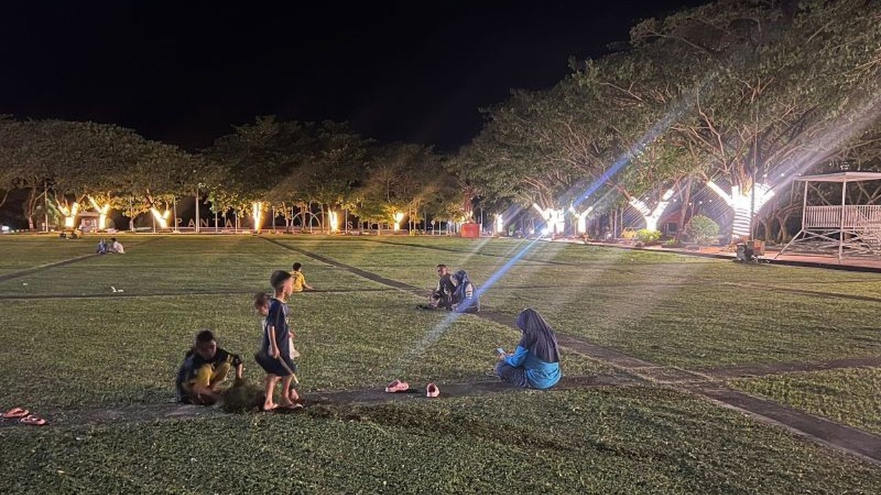 Pemkab Bantaeng di bawah kepemimpinan Bupati Uji Nurdin kembali menghidupkan kawasan wisata Pantai Seruni, ikon wisata andalan Bantaeng, dengan penambahan penerangan dan rencana revitalisasi taman-taman lainnya.