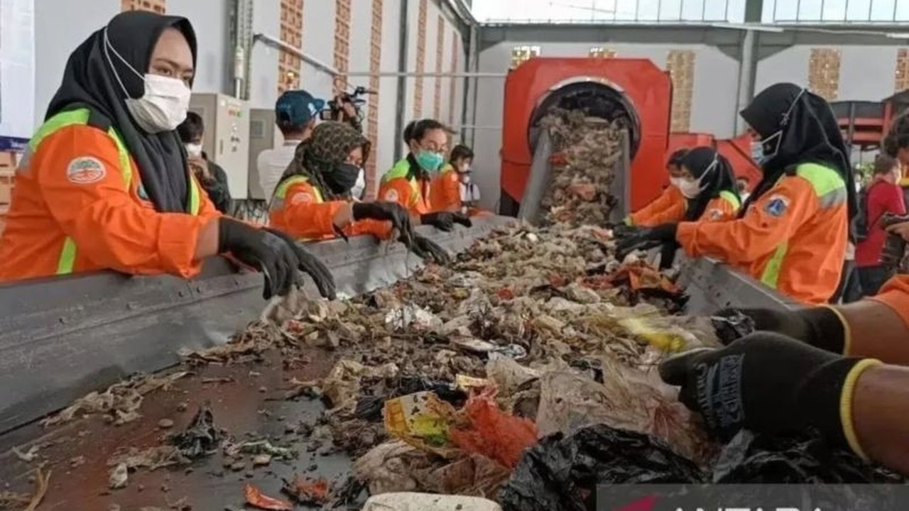 Wali Kota Jakarta Selatan mengajak warga dan pegiat lingkungan untuk mengolah sampah guna mengurangi volume sampah Jakarta yang mencapai 7.500 ton per hari dan menciptakan kota yang bersih.