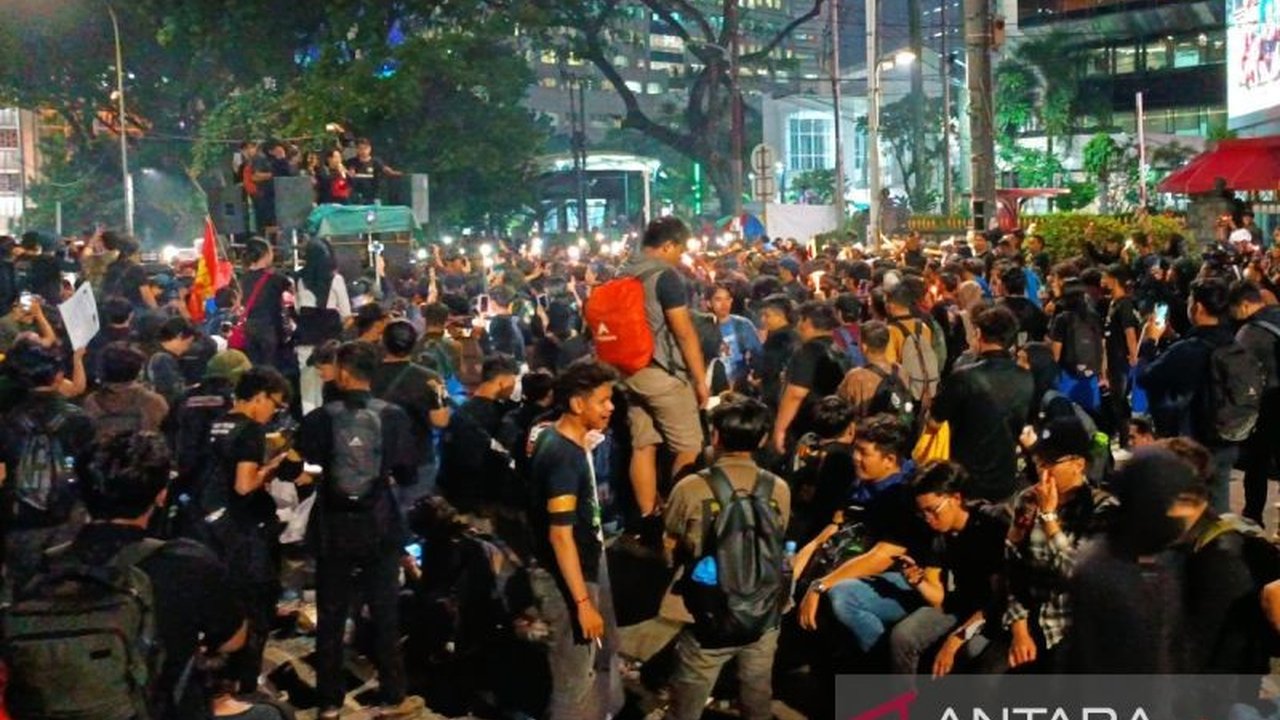 Aksi unjuk rasa di Patung Kuda, Jakarta Pusat, tetap berlangsung hingga Jumat sore dengan berbagai tuntutan kepada pemerintah, meskipun sempat diguyur hujan dan terjadi sedikit gesekan dengan petugas.