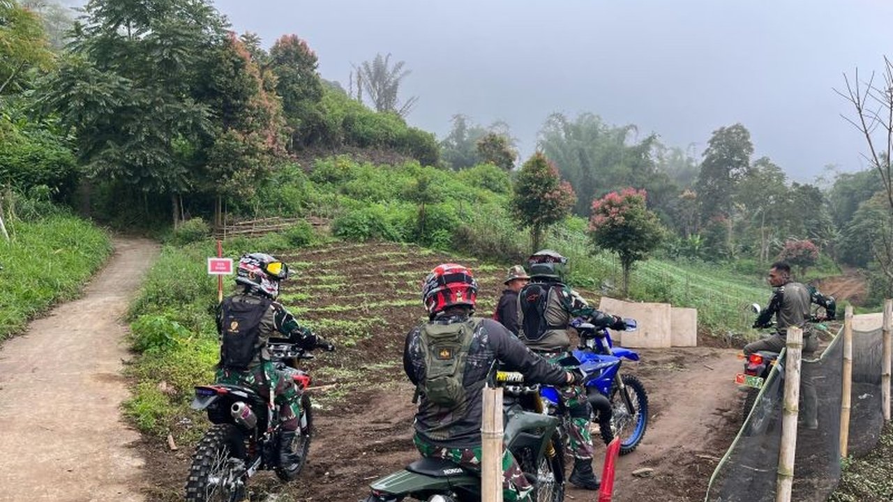 Letkol Arm Bayu Ardhitya Nugroho meninjau titik nol pembangunan jalan penghubung antar dua kecamatan di Nagari Balingka, Agam, dalam program TMMD ke-123 yang bertujuan untuk meningkatkan konektivitas dan perekonomian masyarakat.