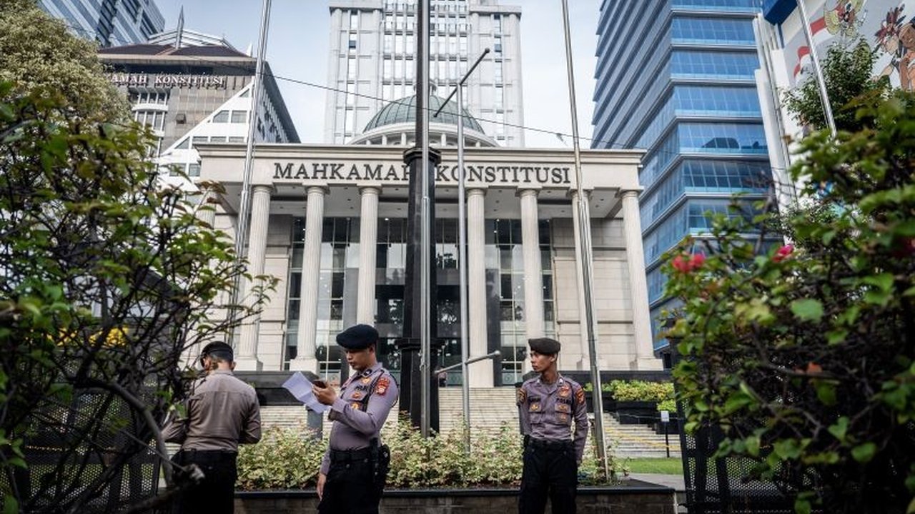 Mahkamah Konstitusi (MK) akan memutus 40 perkara sengketa Pilkada 2024 pada Senin, 24 Februari 2025, meliputi sengketa Pilkada Gubernur, Wali Kota, dan Bupati.