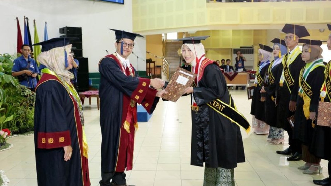 Rektor UIN Sunan Kalijaga Yogyakarta menekankan pentingnya kreativitas dan komitmen pengembangan diri bagi lulusan dalam menghadapi era digital dan perubahan zaman, serta proses akreditasi ASIIN Jerman sebagai komitmen universitas untuk mutu pendidikan gl