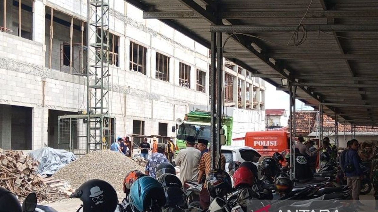 Kecelakaan lift crane di RS PKU Muhammadiyah Blora menewaskan 4 pekerja dan melukai 9 lainnya; polisi periksa 12 saksi dan temukan dugaan kelalaian penanggung jawab proyek.