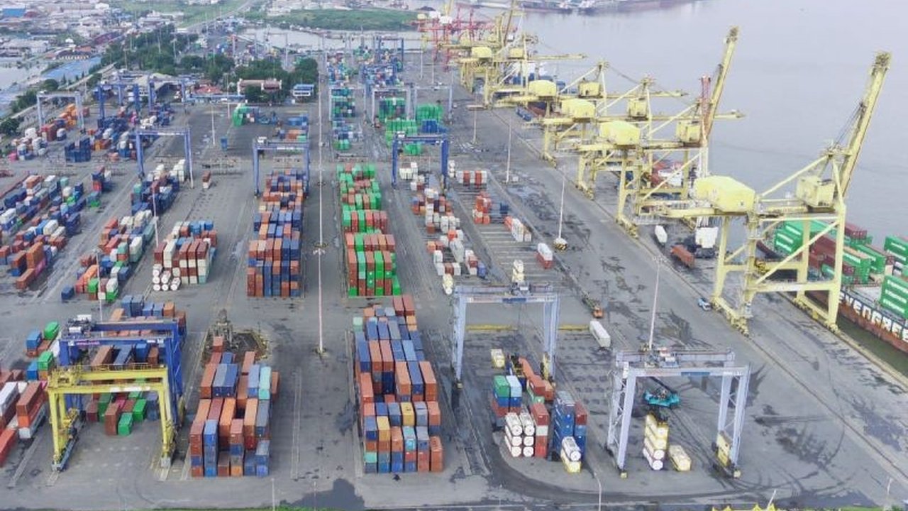 PT Belawan New Container Terminal (BNCT) berhasil melampaui target bongkar muat peti kemas di Pelabuhan Belawan pada Januari 2025, mencapai 48.555 TEUs.